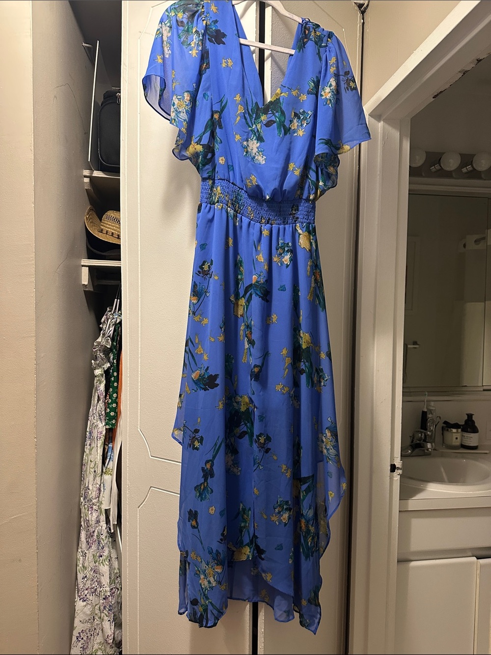 Worn once! Womens Blue Floral Midi Dress

#floralsforapring
#bluemaxi